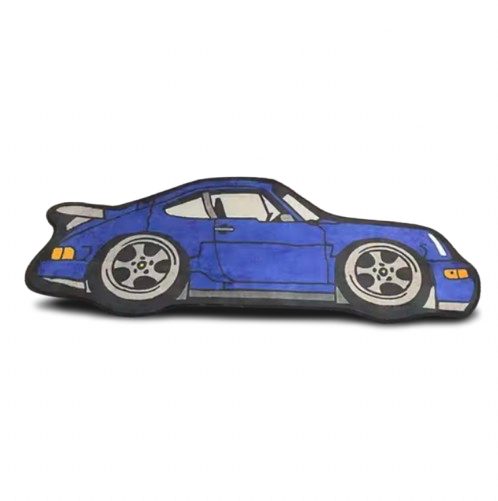 Ein runder Teppich mit einem blauen, cartoonähnlichen Porsche 911 liegt auf einem grauen Teppichboden. Das Design besticht durch klare Linien und kräftige Farben, die den Sportwagen dynamisch und modern wirken lassen.