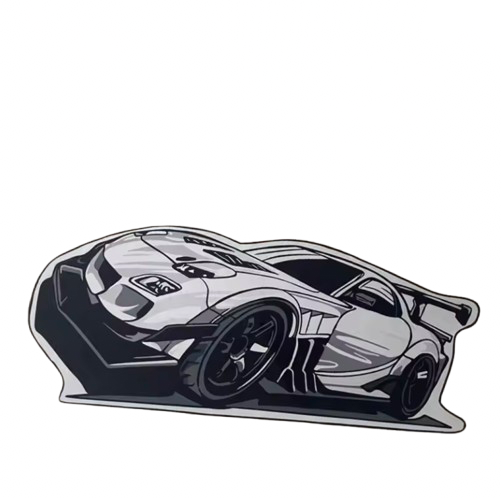 Runder Teppich mit stilisierter Sportwagen-Illustration in Grautönen. Klare Linien, starke Kontraste und moderner Stil. Liegt auf hellem Holzboden, minimalistische Umgebung hebt das Design hervor.